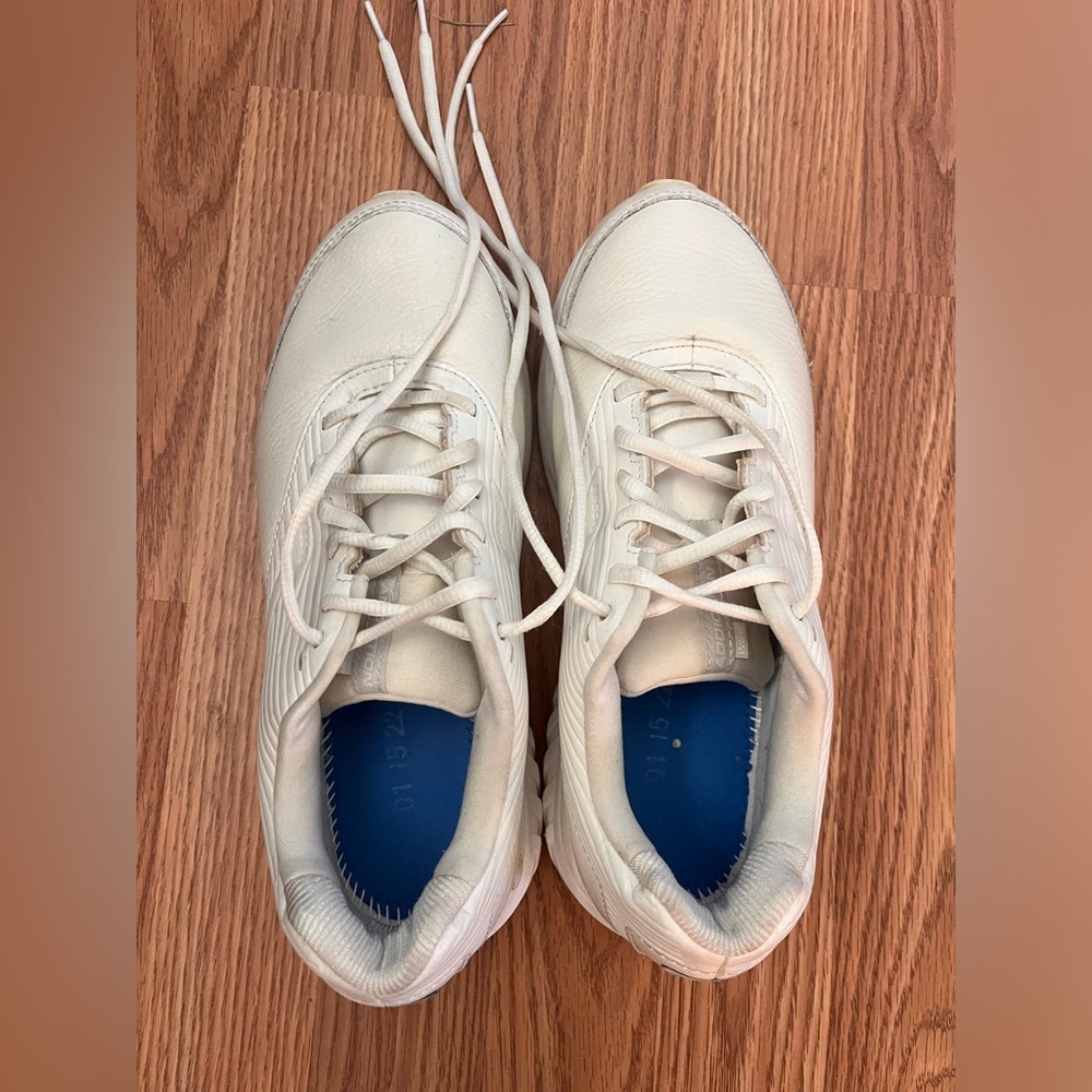 Brooks addiction white sneakers